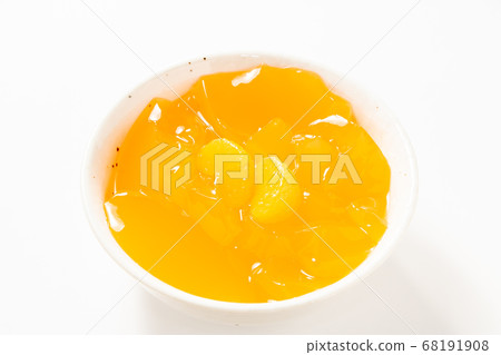 Fruit jelly and mandarin oranges. 68191908