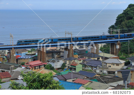 E261系列特急「藍寶石舞子」以雄偉的相模灣為背景穿越鐵橋1_拍攝於2020年8月1日 68192073