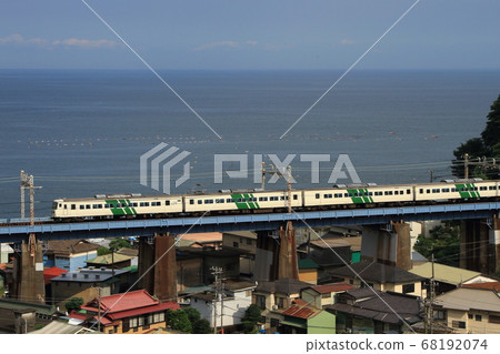 185系列特急「舞子號」以壯麗的相模灣為背景穿越鐵橋_拍攝於2020年8月1日 68192074