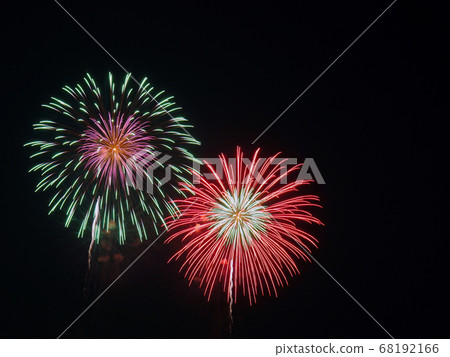 紅色和綠色煙花 紅色和綠色煙花 68192166