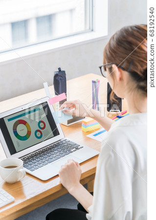 一名從事遠程辦公的年輕女士[貼上貼紙] 68192540