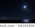 月光照射到夜空和大海 68192908