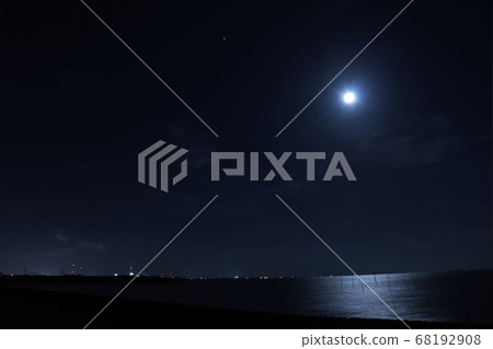 月光照射到夜空和大海 月光照射到夜空和大海 68192908