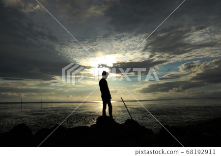 男子站在海邊 男子站在海邊 68192911