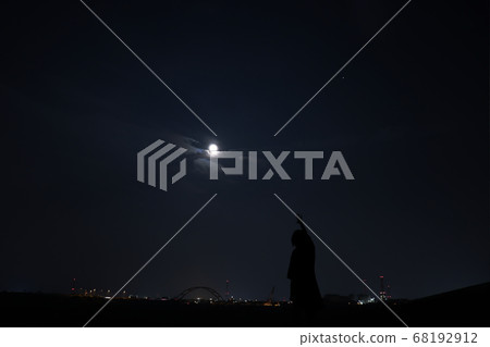 伸手去拿月亮的人 伸手去拿月亮的人 68192912
