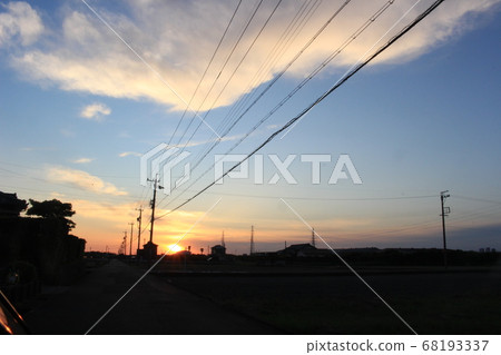 在鎮上的日落 68193337