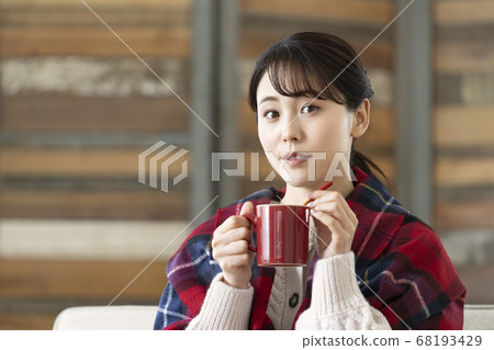 一杯的年輕女子 一杯的年輕女子 68193429