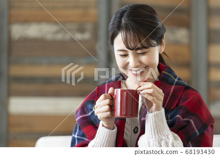 一杯熱飲料的年輕女子 一杯熱飲料的年輕女子 68193430