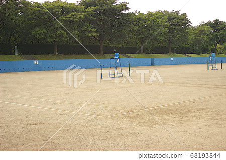 Unmanned maintained tennis court 68193844