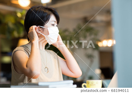 Women in their 40s working in a working space Women in their 40s working in a working space 68194011