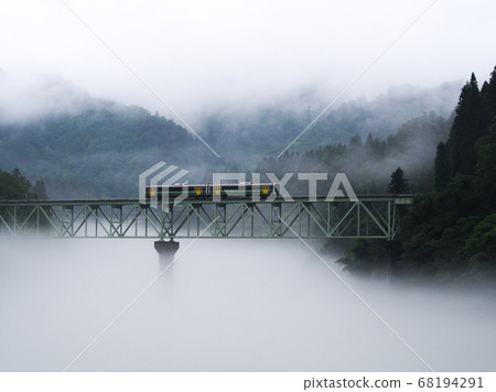 Cross the iron bridge in the fog Cross the iron bridge in the fog 68194291