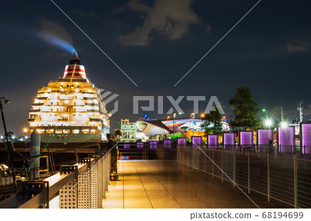 橫濱灣地區大三橋的郵輪夜景 橫濱灣地區大三橋的郵輪夜景 68194699