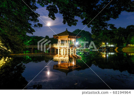 Ukimido and full moon (Nara city, Nara prefecture) Ukimido and full moon (Nara city, Nara prefecture) 68194964