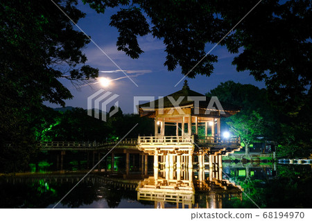 Ukimido and full moon (Nara city, Nara prefecture) Ukimido and full moon (Nara city, Nara prefecture) 68194970