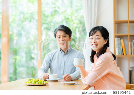 A middle-aged couple relaxing at the dining room 68195441