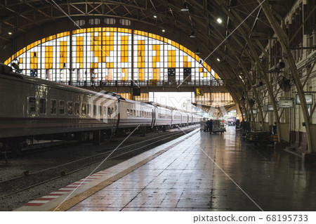 Train by platform at Bangkok Railway Station (build in 1916). This is the central railway hub of the city and the country as a whole, known also as Hua Lamphong Station. 68195733