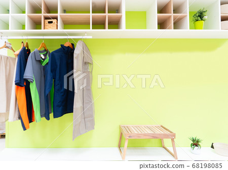 Large walk in wardrobe 68198085