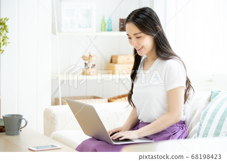 在家操作計算機的一個少婦的遠程辦公圖像 68198423