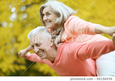 Close-up portrait of caucasian senior couple in the park 68198456