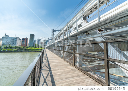東京墨田河步行街和墨田河大橋的城市景觀 68199645