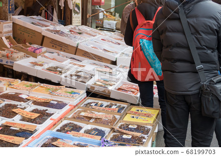 [Outside of Tsukijiba New Year's shopping] 68199703