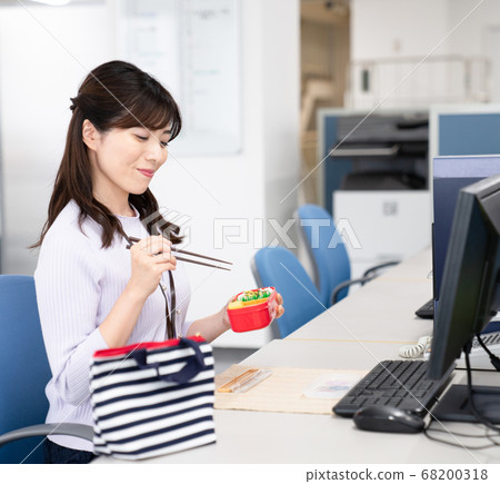 Lunch time at the office 68200318
