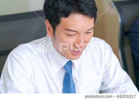 害羞的微笑30多歲的商人 68201017