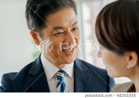 business woman, businesswoman, businessperson 68201038