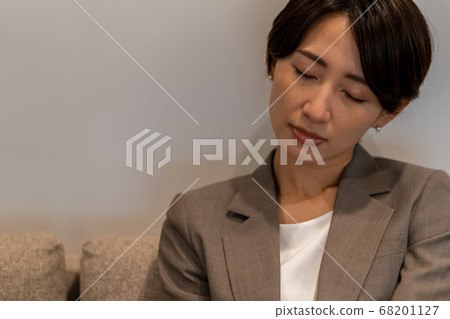 在工作中小睡 68201127