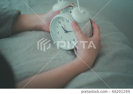 三十多歲的婦女停止了警報 68201289