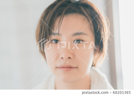 Women in their thirties in the morning 68201365