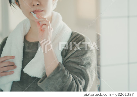 30s woman morning toothpaste 68201387