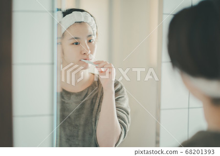 30歲的家庭主婦早上刷牙 68201393