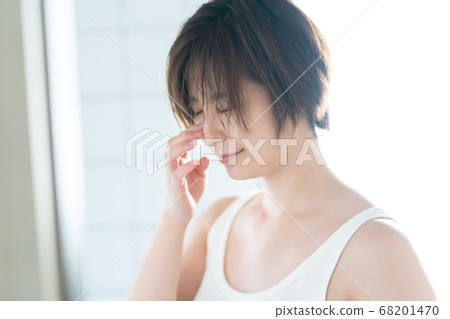 30多歲的女人無法決定早上的髮型 68201470