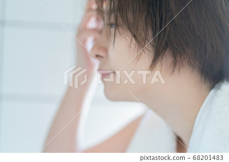 30多歲的女人在做早晨造型 68201483