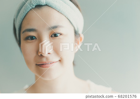 三十多歲的婦女戴髮帶並洗臉 68201576