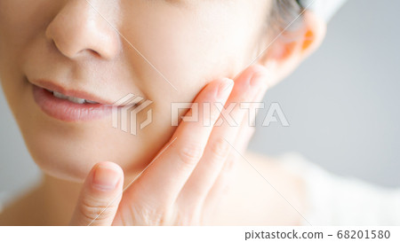 Face care women in their thirties 68201580