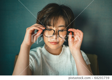 戴眼鏡感到不舒服的眼鏡女孩 68201739