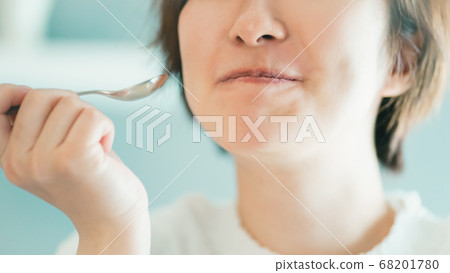 Arassa girls eating with a spoon 68201780