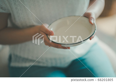 空盤子的女人 68201805