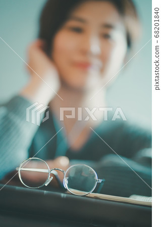 眼鏡女孩 68201840