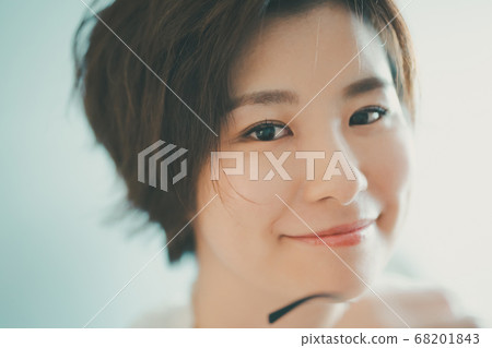 一個女人誰移除眼鏡 68201843