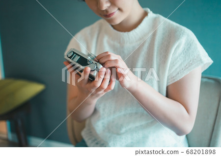 檢查照相機鏡頭的照相機女孩 68201898