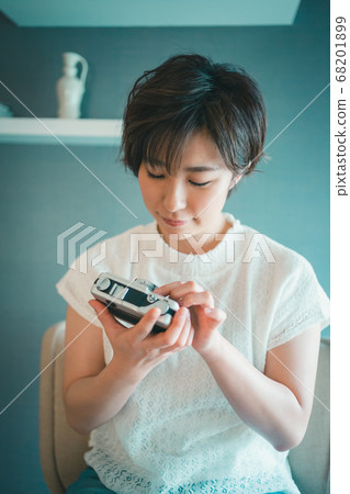 檢查照相機鏡頭的照相機女孩 68201899