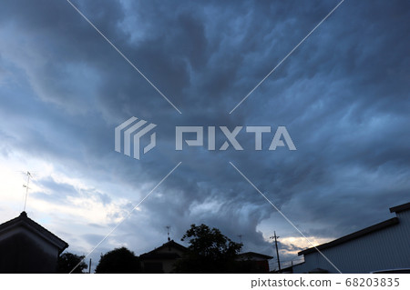 黃昏時分的田田市上空的湍流雲 68203835