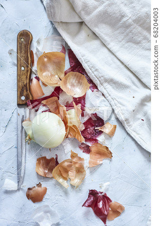 Cleaning fresh onions Cleaning fresh onions 68204003