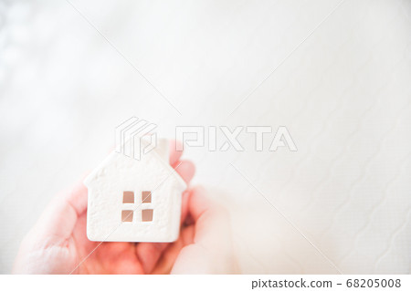 手中裹著的房子。房地產，家庭，家庭和生活的溫馨家庭形象。 68205008