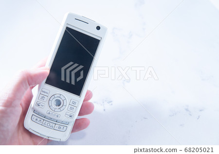2000年的滑蓋式手機。日本電話。 2000年的滑蓋式手機。日本電話。 68205021