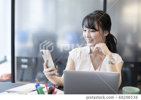 一個喜歡在辦公室裡操作智能手機的女人 68206538