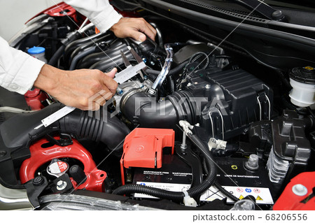 Car under maintenance 68206556